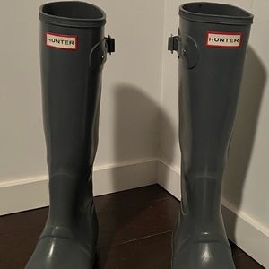 Hunter original long rain boots in blue, size 9F.